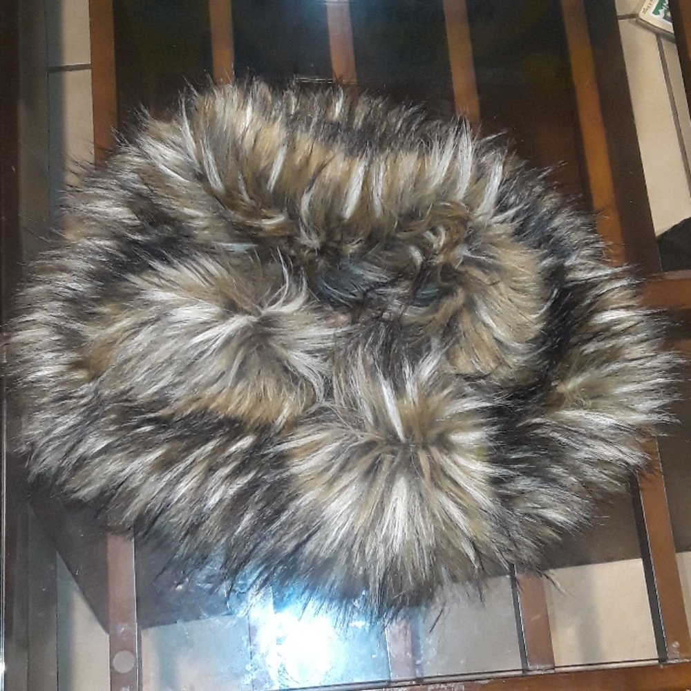 Faux neck fur